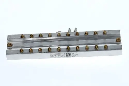 Gasverteilerrohr aus Aluminium mit mehreren Anschlussstellen. Gezeigt sind die Messinganschlüsse und die Markenbezeichnung "Bosch" auf einer der Seiten.